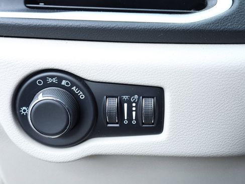 Used 2023 Chrysler Voyager LX image 16