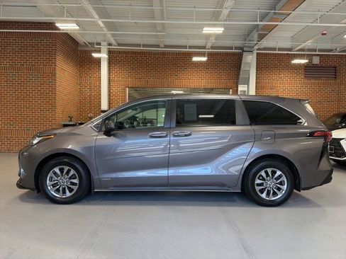 Used 2021 Toyota Sienna LE FWD image 4