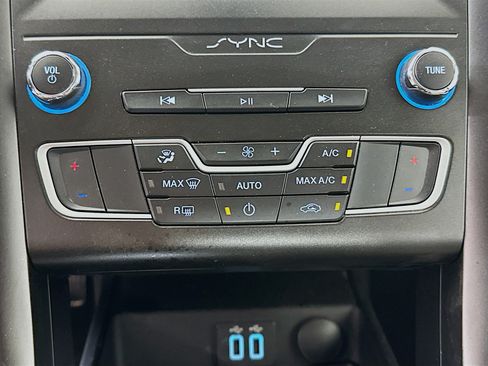 Used 2020 Ford Fusion SE w/ Equipment Group 151A FWD image 25