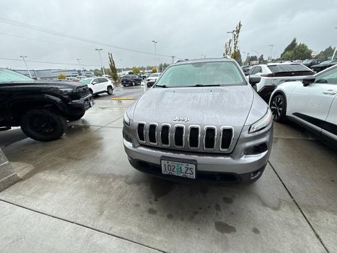 Used 2018 Jeep Cherokee Latitude Plus w/ Comfort/Convenience Group AWD/4WD image 2