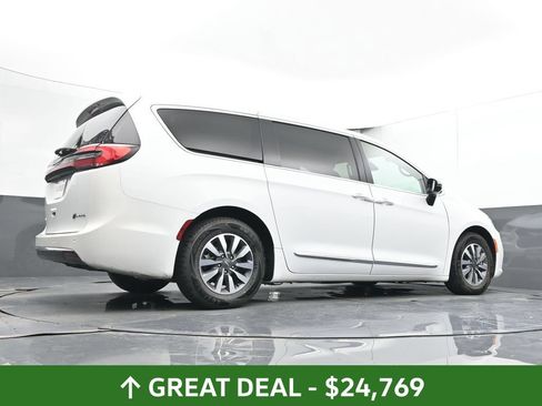 Used 2023 Chrysler Pacifica Limited FWD image 47