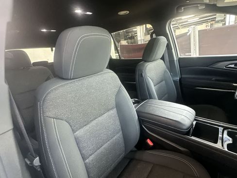 Used 2025 Chevrolet Traverse LT FWD image 27