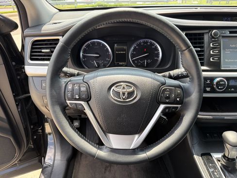 Used 2017 Toyota Highlander XLE FWD image 11