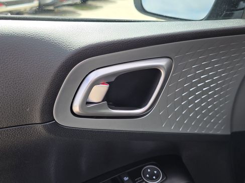 Certified 2025 Kia Soul LX image 18