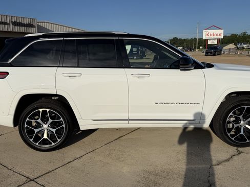 Used 2024 Jeep Grand Cherokee Summit AWD/4WD image 10