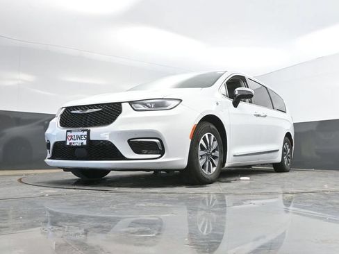 Used 2023 Chrysler Pacifica Limited FWD image 51
