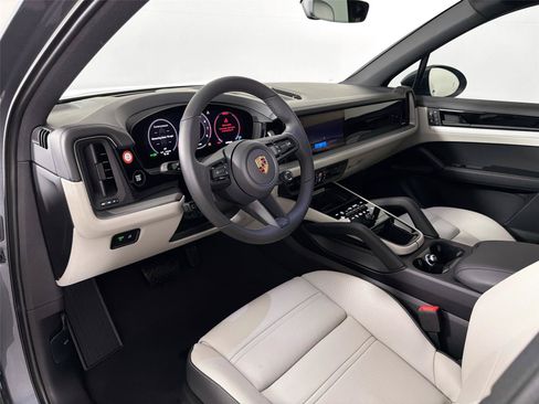 Certified 2026 Porsche Cayenne AWD/4WD image 4