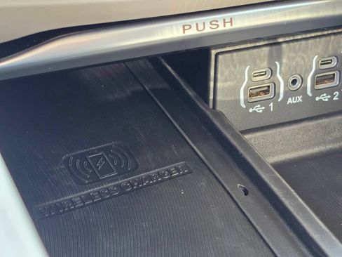 Used 2023 Chrysler Pacifica Limited FWD image 27