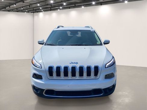 Used 2018 Jeep Cherokee Limited AWD/4WD image 2