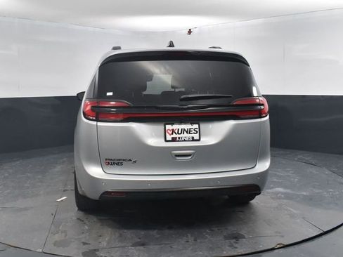 New 2026 Chrysler Pacifica Select image 8