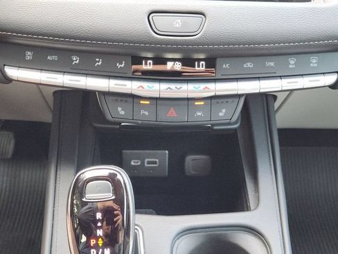 Used 2023 Cadillac XT4 Luxury w/ Cold Weather Package FWD image 21