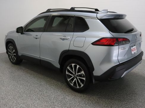 Used 2023 Toyota Corolla Cross XLE w/ Convenience Package FWD image 9