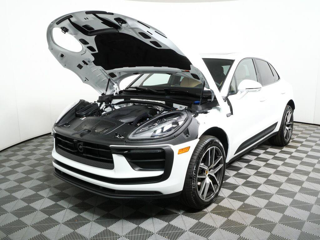 Certified 2026 Porsche Macan AWD/4WD image 32