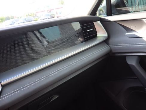 Used 2025 Volkswagen Tiguan SE FWD image 32