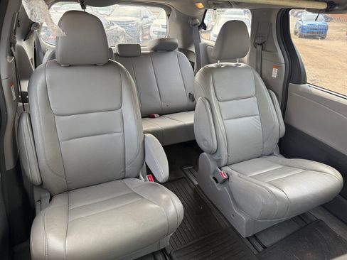 Used 2018 Toyota Sienna XLE w/ XLE Navigation Package AWD/4WD image 18