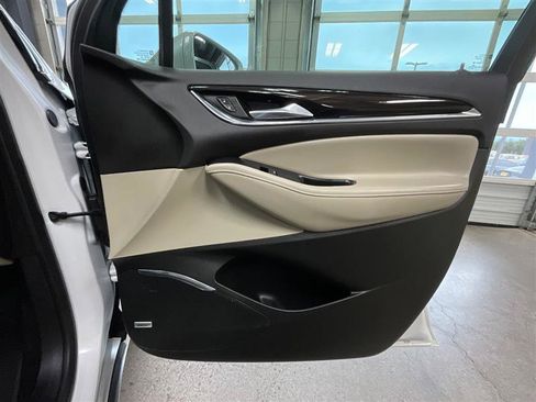 Used 2020 Buick Enclave Essence w/ Sound and Sites Package FWD image 28