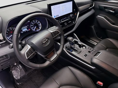 Used 2024 Toyota Highlander XLE FWD image 7