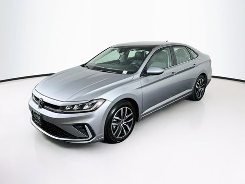 Used 2025 Volkswagen Jetta SE FWD image 3