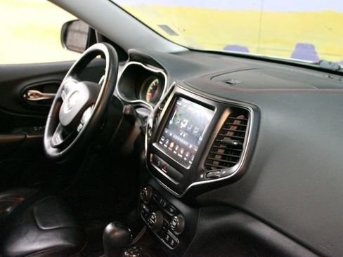 Used 2019 Jeep Cherokee Trailhawk w/ Comfort & Convenience Group AWD/4WD image 10