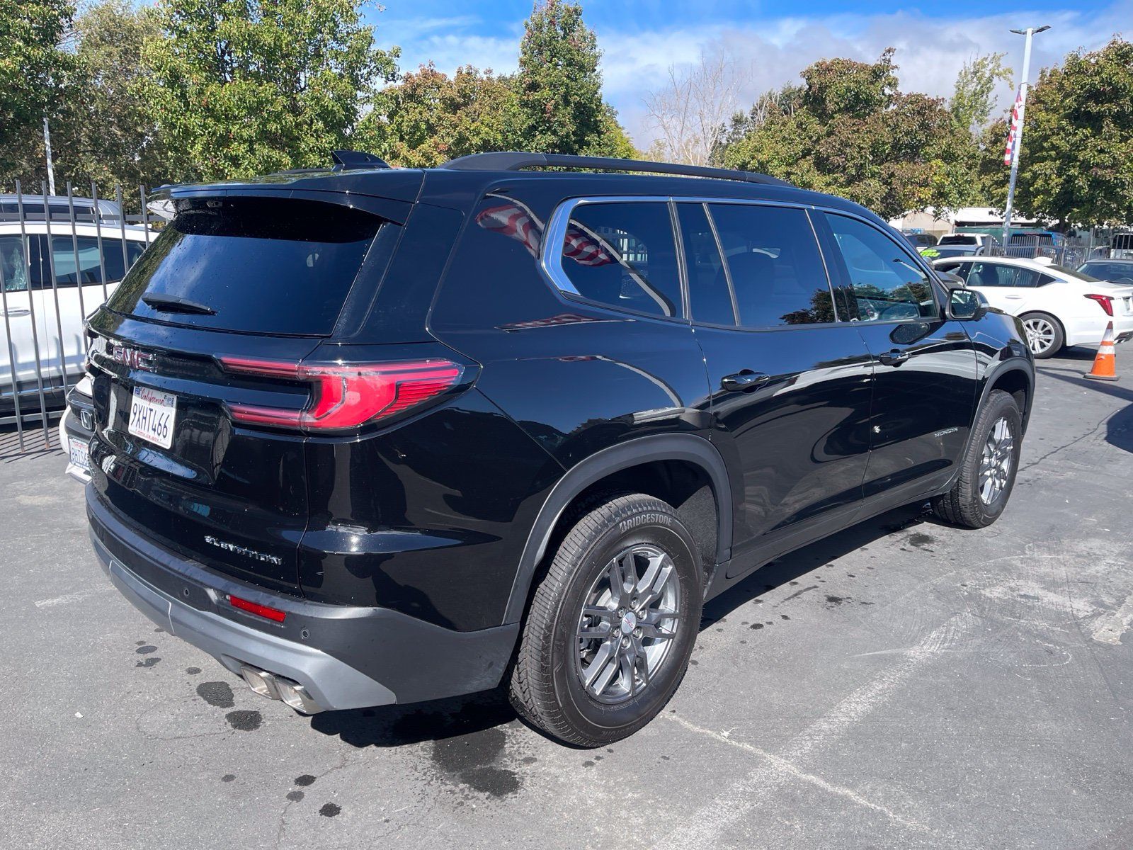 Used 2026 GMC Acadia Elevation FWD image 2