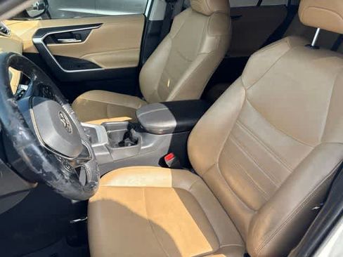 Used 2019 Toyota RAV4 XLE Premium FWD image 11