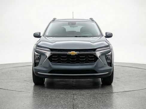 Used 2025 Chevrolet Trax LT image 2