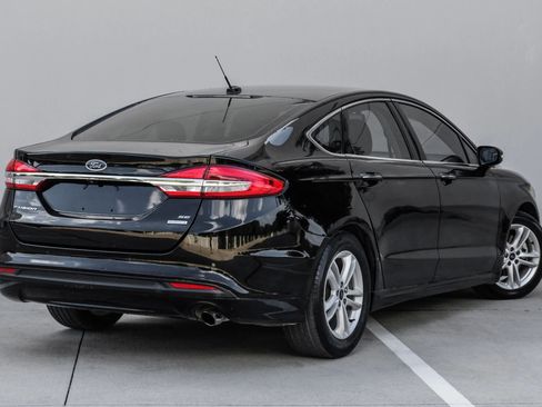 Used 2018 Ford Fusion SE w/ Fusion SE Technology Package FWD image 4