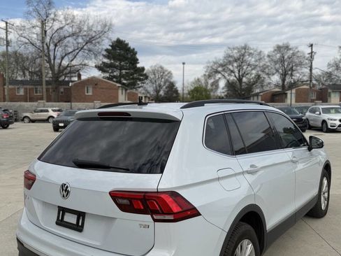 Used 2018 Volkswagen Tiguan SE w/ Panoramic Sunroof Package FWD image 7