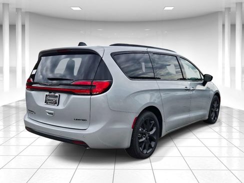 New 2026 Chrysler Pacifica Limited w/ S Appearance Package FWD image 3