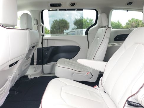 Used 2019 Chrysler Pacifica Limited w/ Tire & Wheel Group FWD image 9