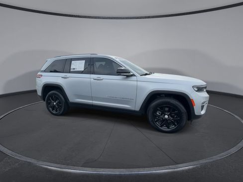 Used 2023 Jeep Grand Cherokee Limited w/ Luxury Tech Group II RWD image 2