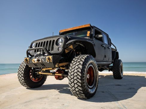 Used 2014 Jeep Wrangler Unlimited Rubicon w/ Connectivity Group AWD/4WD image 2
