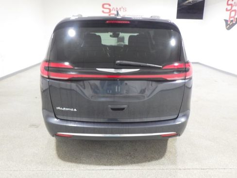 Used 2021 Chrysler Pacifica Touring-L FWD image 3