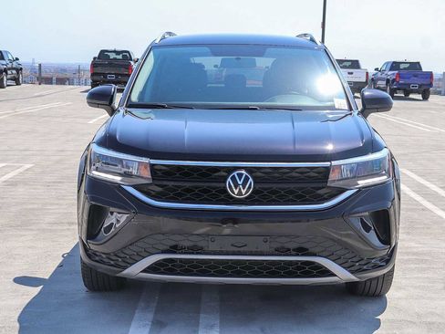 Used 2022 Volkswagen Taos SE image 2