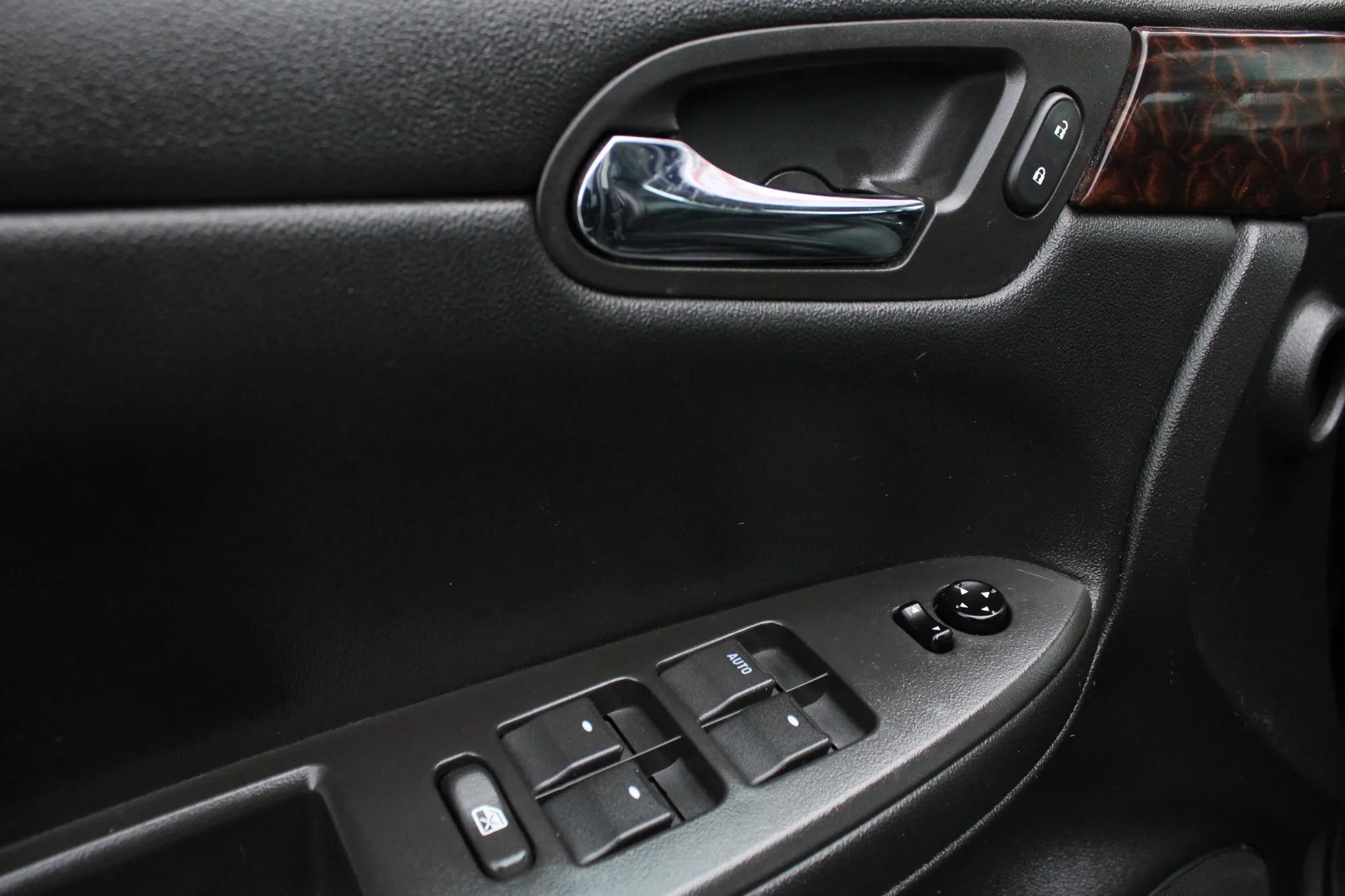 Used 2016 Chevrolet Impala LTZ FWD image 13