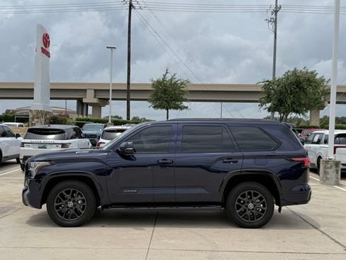 Used 2024 Toyota Sequoia Platinum AWD/4WD image 8