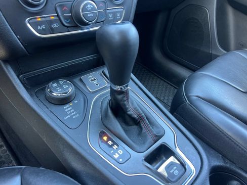 Used 2020 Jeep Cherokee Trailhawk w/ Cold Weather Group AWD/4WD image 5