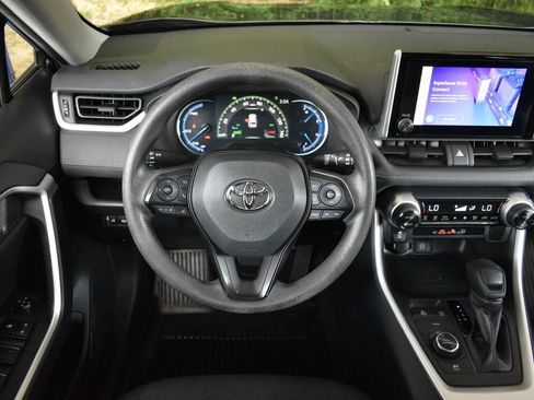 Used 2023 Toyota RAV4 XLE AWD/4WD image 16