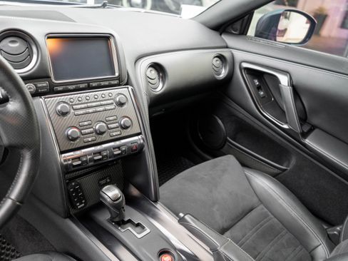 Used 2014 Nissan GT-R Premium image 17