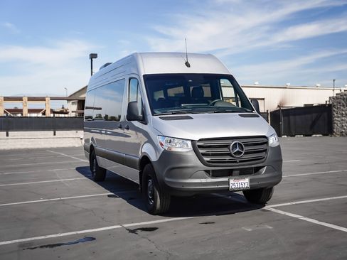Used 2024 Mercedes-Benz Sprinter 2500 image 3