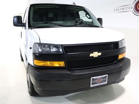 Used 2019 Chevrolet Express 3500 w/ Driver Convenience Package RWD image 9