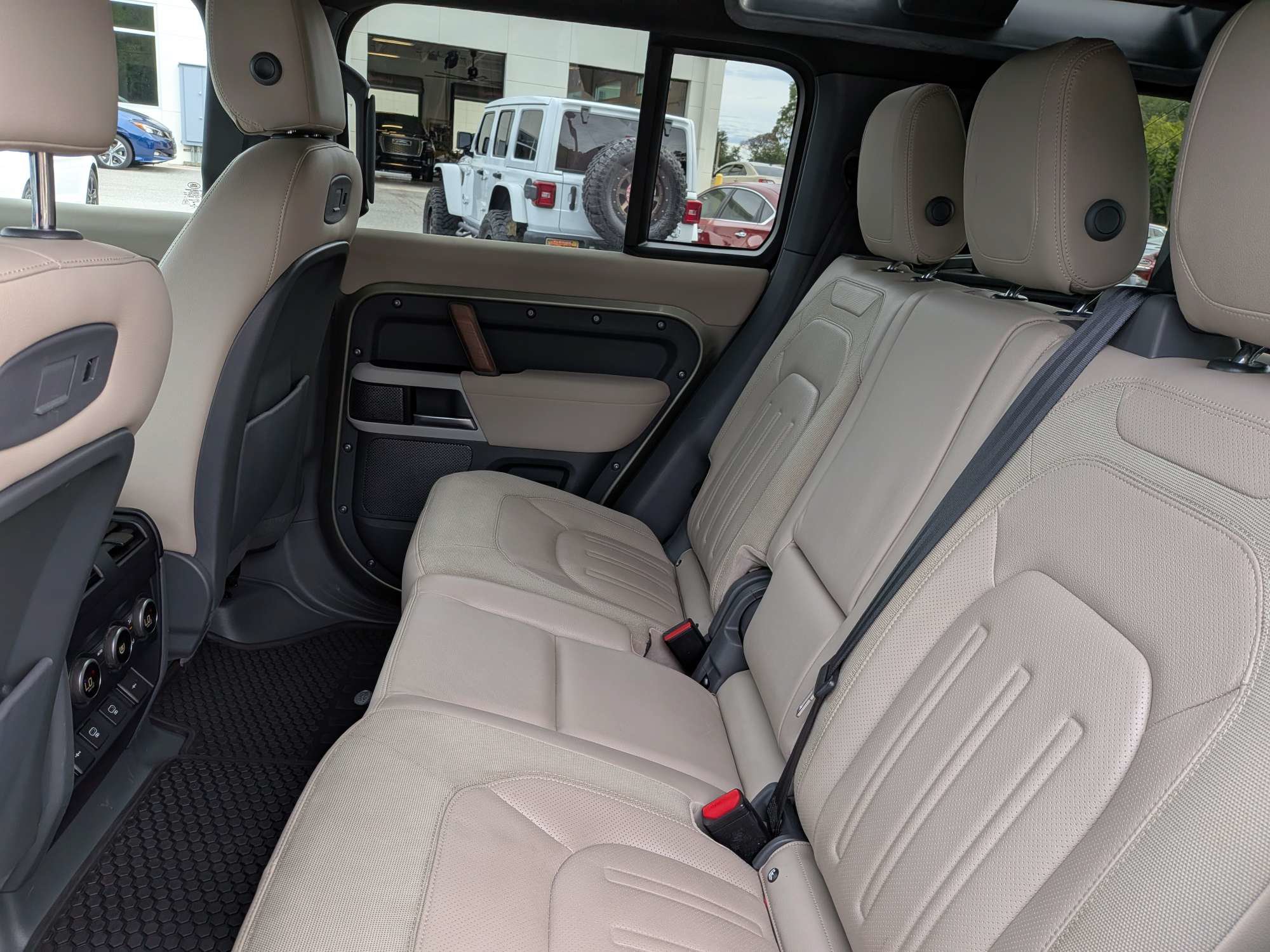 Used 2021 Land Rover Defender 110 SE AWD/4WD image 16
