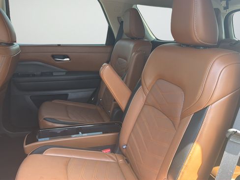 Used 2024 Nissan Pathfinder Platinum FWD image 29
