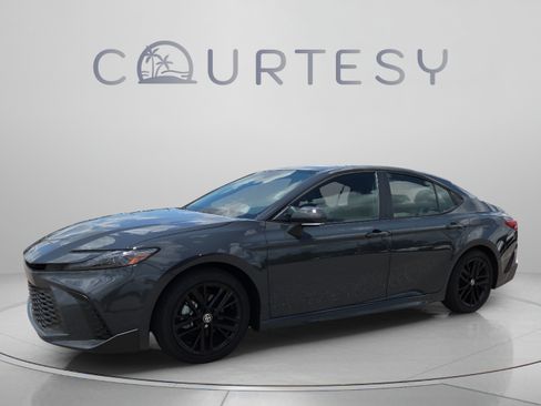Used 2026 Toyota Camry SE FWD image 1