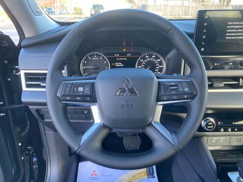 New 2025 Mitsubishi Outlander SE image 15