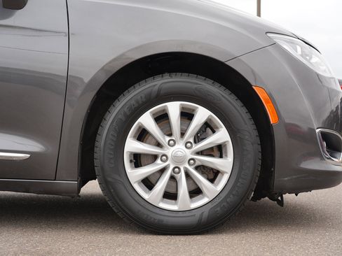 Used 2017 Chrysler Pacifica Touring-L FWD image 10