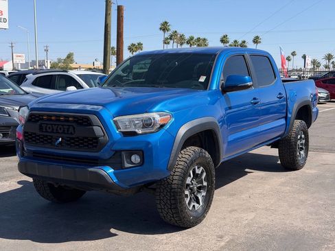 Used 2017 Toyota Tacoma TRD Off-Road w/ Premium & Technology Package AWD/4WD image 2