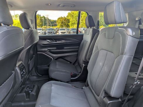 Used 2022 Jeep Grand Cherokee L Laredo w/ Luxury Tech Group I AWD/4WD image 23