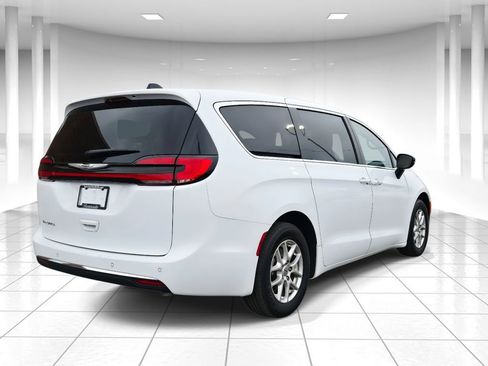 Used 2024 Chrysler Pacifica Touring-L image 3