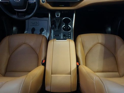 Used 2024 Toyota Highlander Platinum image 34